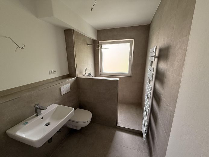 Erstbezug nach Sanierung | Helle 3-Zimmer-Wohnung mit Balkon und zusätzlichem Mansardenraum – Foto 3