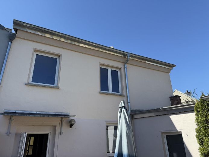 SANS COMMISSION ! Charmante maison mitoyenne modernisée, située dans un quartier central et calme de Bernburg – Photo 1