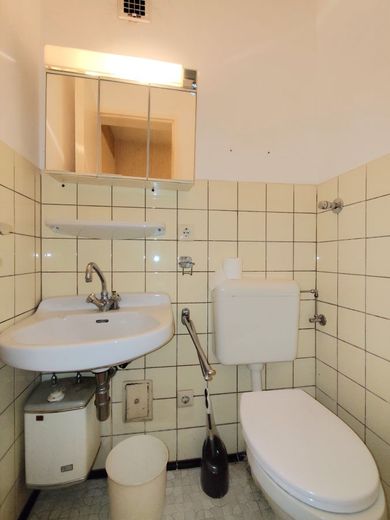 Rohdiamant mit Weitblick: Erschaffen Sie Ihr Traumzuhause in Kulmbach! – Gäste WC