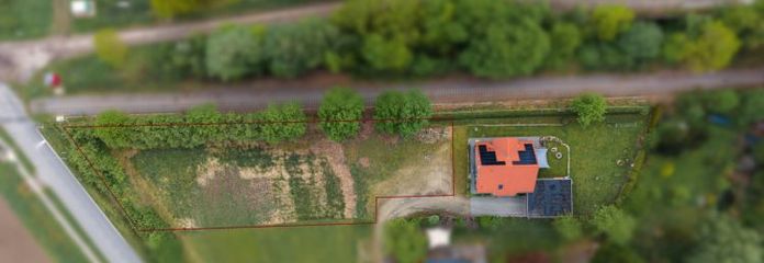 Due terreni edificabili di ca. 1.865 m²: abitazione, case bifamiliari oppure abitazione e attività commerciale
