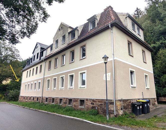 ओडेरान के पास ग्रामीण Lößnitztal में EBK और पार्किंग स्थलों सहित 3-कमरों का 80 m² का अपार्टमेंट – Außenansicht des Doppelhauses