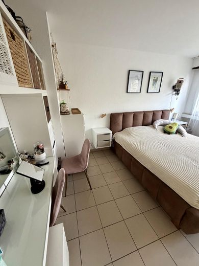 Gut geschnittene 2-Zimmer-Wohnung mit Balkon & Einbauküche in zentraler Lage von Pulheim – Schlafzimmer