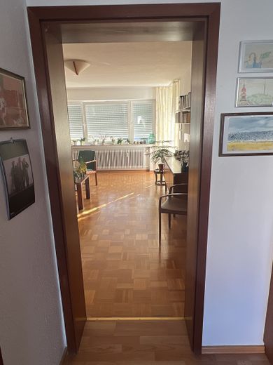 2,5 Zi-Wohnung Hochparterre mit Nord und Süd Balkon in ruhiger Lage, Tiefgarage, geringe Nebenkosten – Zugang Wohnzimmer