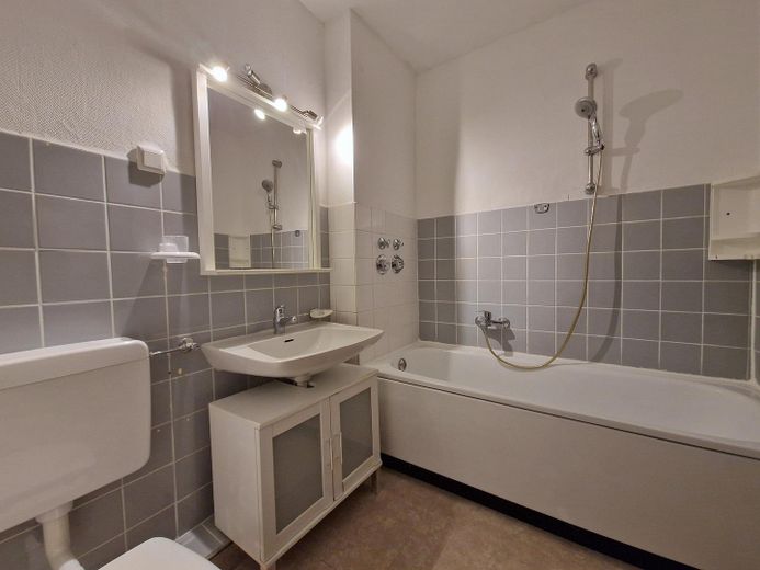 Provisionsfrei & bezugsfrei: 1,5-Zimmer-Wohnung mit Balkon – Bad