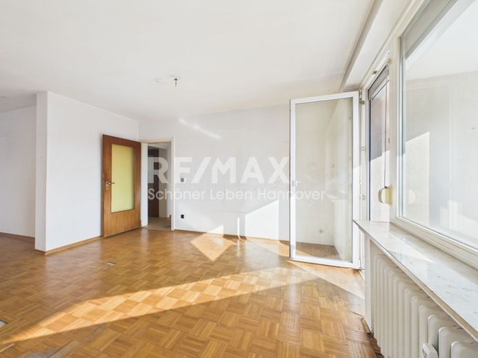*reserviert* Renovierungsbedürftige, sonnige 3 Zimmer- Wohnung – Wohnzimmer