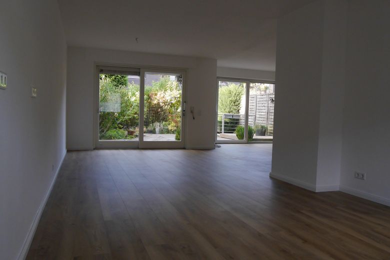 Blick von Küche in Ess-/Wohnzi