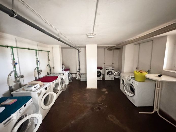 Extravagante Wohnung mit exklusivem Bad und Balkon sowie privatem Stellplatz und Einbauküche – Waschküche