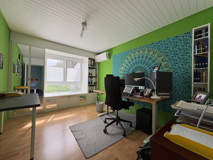 Von privat: Ruhiges Einfamilienhaus mit Einliegerwohnung und unverbaubarem Blick ins Grüne – Zimmer 2 oben