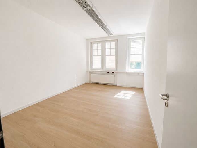 Oficina/consultorio renovado junto a la estación de Freital-Potschappel con 6 estancias!! – Büroraum 1