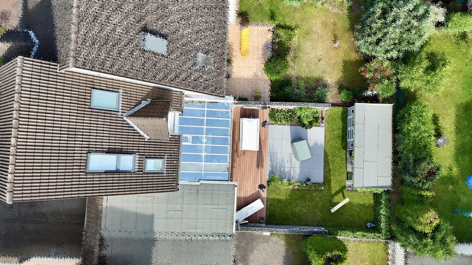 Renoviertes Haus mit Wintergarten, Garage, Werkstatt und Traumgarten - Energieeffizienz Klasse C – Draufsicht, hinter dem Haus