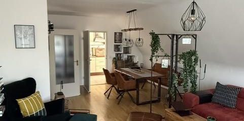 Lichtdurchlüftete 95m² Wohnung im Herzen von Eilendorf – Wohnzimmer