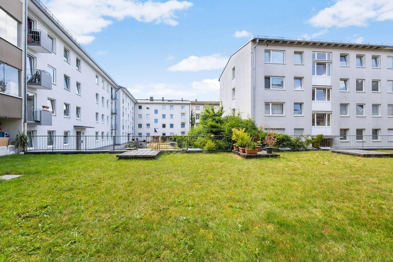 Provisionsfrei & Kernsaniert vom Architekten - 2 Zimmer, Loggia und EBK – Blick von der Wohnung/Loggia
