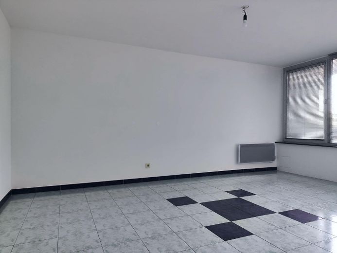 von Privat – Helle 2-Zimmerwohnung mit großer, wettergeschützter Südwestloggia – München-Bogenhausen – Wohnzimmer