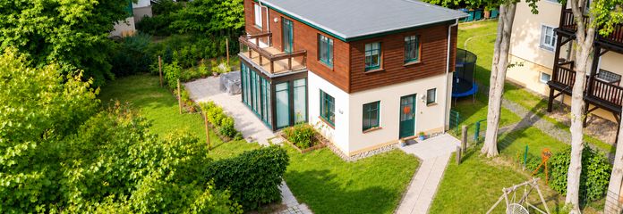 vivienda de ensueño en un entorno verde *Casa unifamiliar en Klotzsche* – Drohnenansicht mit Stellplatz