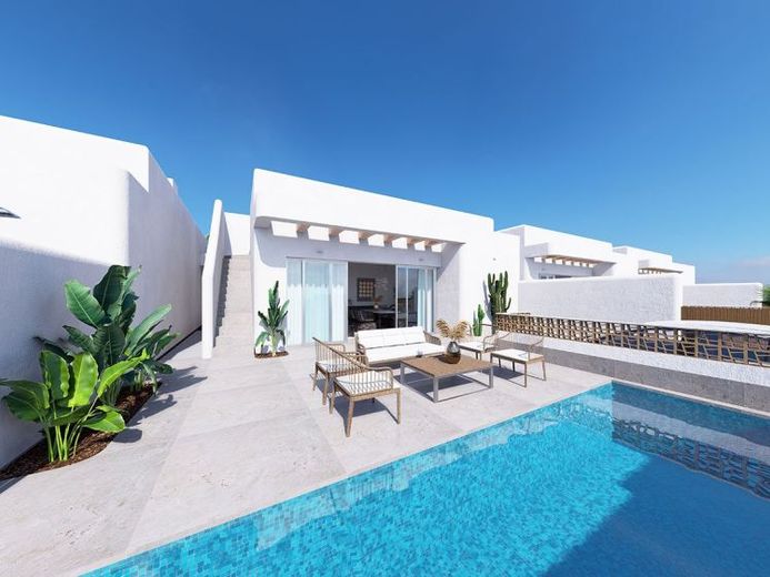 Wunderschöne eingeschossige Villen mit 3 Schlafzimmern, 2 Bädern, Dachterrasse, Privatpool und Kfz-Stellplatz – Foto 1