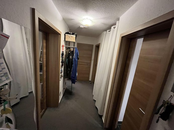 Super gelegene, top moderne 3-Z-W mit gr. Balkon zu verkaufen – praktischer Flur mit Nische