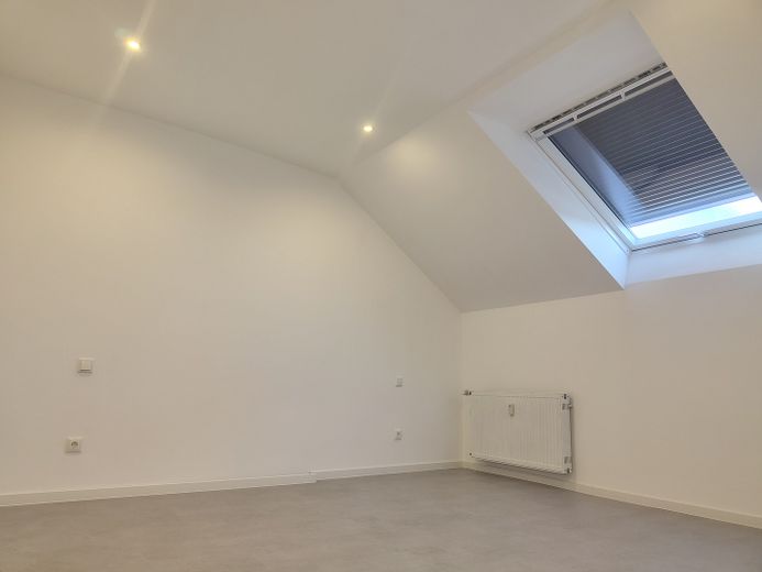 ruhige 4-Zi-Whg (ca. 95qm) mit Terrasse und Garage – Schlafzimmer (Rollo unten)