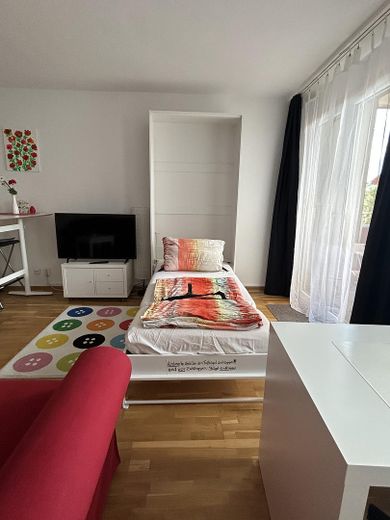 Ankastre mutfaklı, duş banyolu, balkonlu, otoparklı daire; BER ve Freie Universität Berlin yakınında – Schlafen