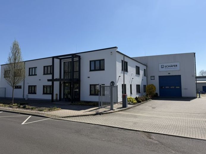 Bien immobilier commercial avec surfaces de bureaux et de hall disponibles à court terme – Photo 1