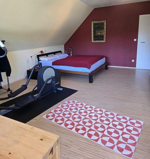 Freistehendes Einfamilienhaus mit Südgarten in ruhiger Lage von Hamburg-Volksdorf – Schlafzimmer 1, Ansicht 1