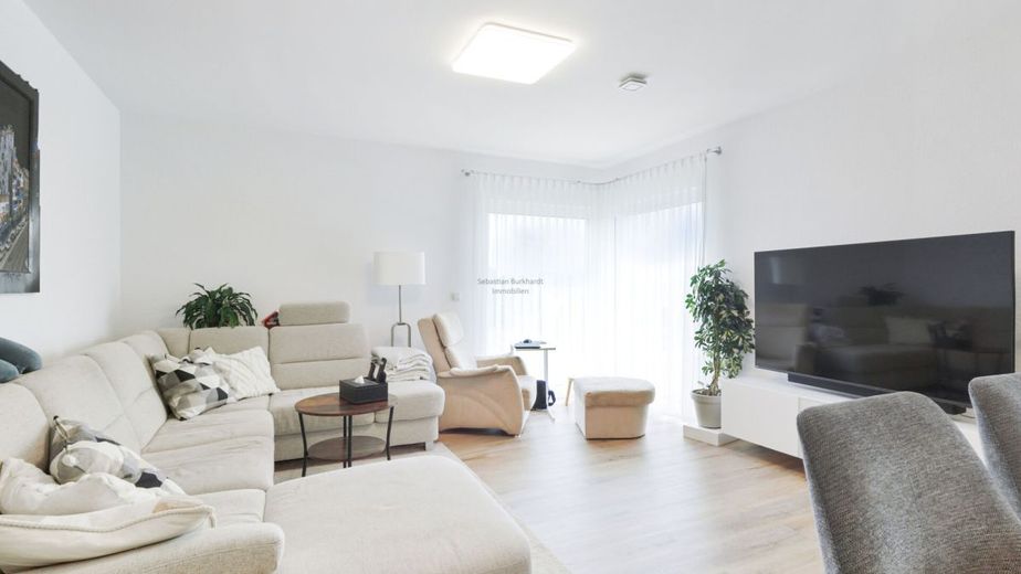 *** Exklusives KfW-40-Plus-Einfamilienhaus mit PV-Anlage, Erdwärmepumpe, Doppelgarage – EG_Wohnzimmer