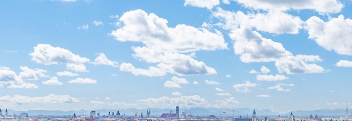 Münchner Skyline plus Alpenpanorama: eine Aussicht, so selten ist wie die Gelegenheit.