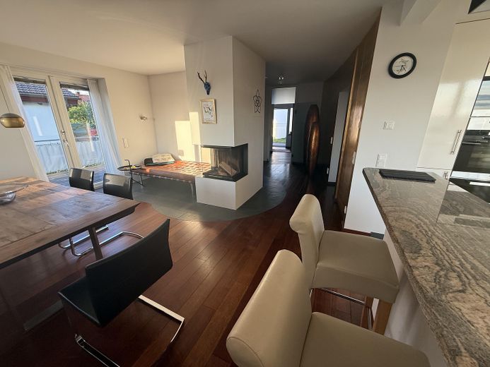 Modernes Einfamilienhaus mit freiem See- und Bergblick Nähe  Prien – Essplatz Richtung Eingang