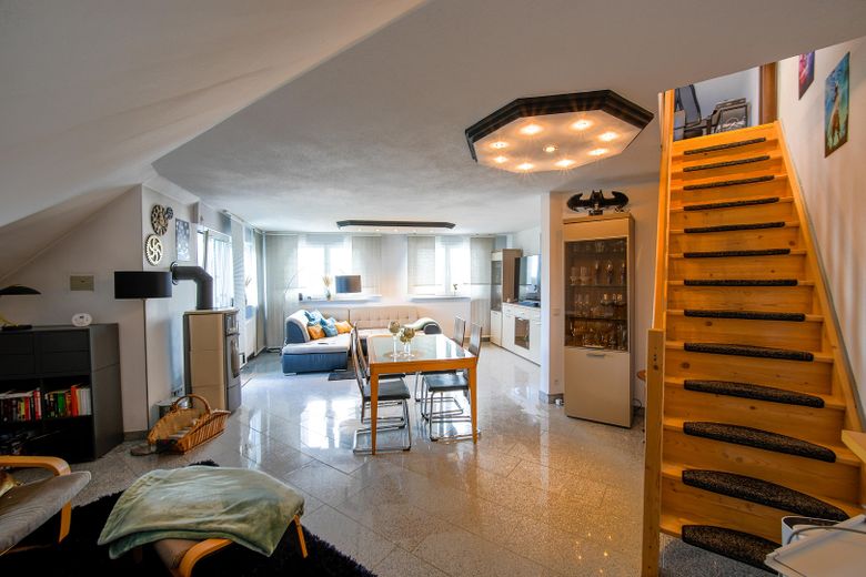 Außergewöhnliche 2-Zimmer-Dachgeschosswohnung mit Kamin, Vollbad, Balkon & ausgebautem Dachboden – Wohnzimmer_Bild4