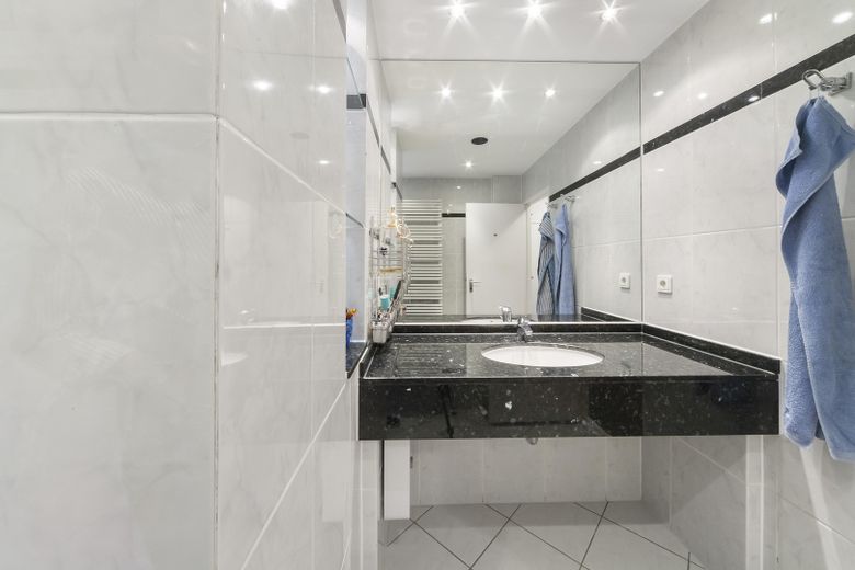 Wohnen mit viel Platz und eigener Terrasse - 4-Zimmer-Wohnung in begehrter Westend-Lage – Bad Bild 2