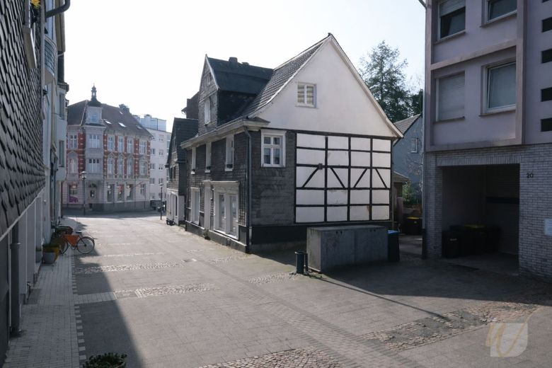 Seltene Gelegenheit: Charmantes Schieferhaus mit historischem Flair, Wohnbereich und 2 Ladenlokalen – Hausansicht