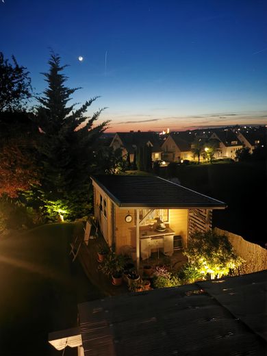 Orman kıyısında sakin bir konumda sıra dışı bir ev. Havuzlu, jakuzili ve uzak manzaralı eşsiz bir mülk. – Traumhafte Aussicht b. Nacht