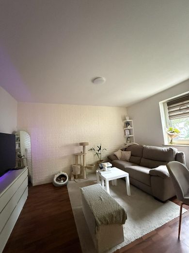 Attraktive Erdgeschosswohnung (2 Zimmer) mit Balkon & EBK in ruhiger Lage – Wohnzimmer