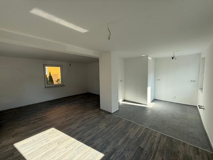 Modernisiertes Einfamilienhaus mit separatem Wohnbereich und großem Garten in Lonnerstadt – Wohnzimmer/Kueche 2