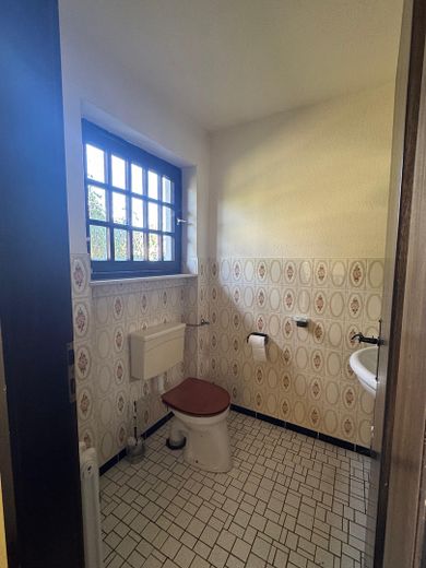 Großzügiges Einfamilienhaus mit Fernblick – Gästetoilette 