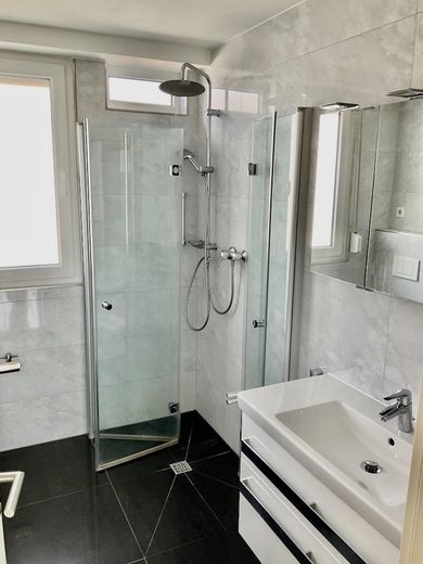 Gemütliche Dachgeschosswohnung in Ko-Metternich, provisionsfrei, mit Balkon und Garage – Badezimmer