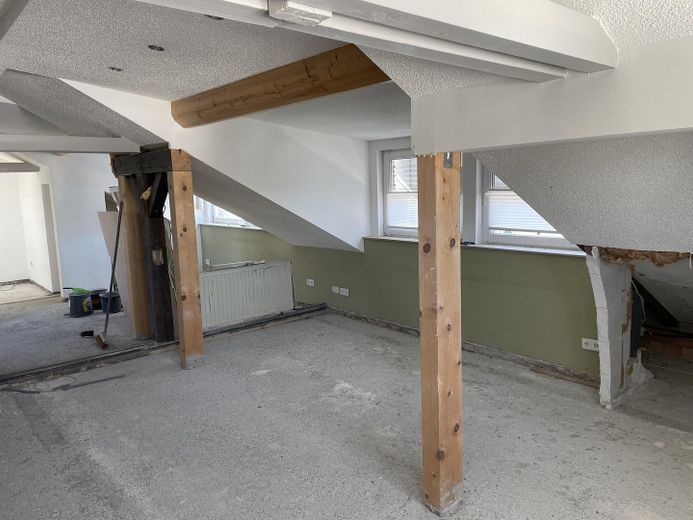 Lichtdurchflutete Dachwohnung: Doppelgarage, PV & Bahnhalt-Perspektive – provisionsfrei – Blick Wohn zum Essbereich