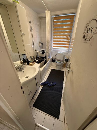 3-Zimmer-Wohnung mit großzügigem Privatgarten und Terrasse – Badezimmer