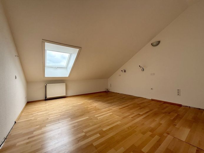 Fröndenberg: Zweifamilienhaus mit üppigem Platzangebot für die gesamte Familie plus separater Garage – Dachgeschoss: Schlafraum 2
