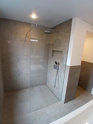Piso de 4 habitaciones completamente renovado con balcón en Trier-Heiligkreuz – de alta calidad y listo para entrar a vivir – Badezimmer