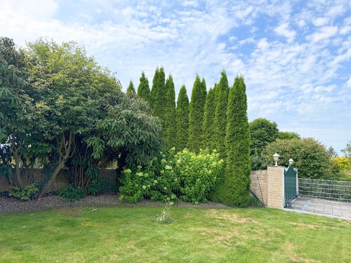 Villa esclusiva progettata da un architetto con vista libera sui prati dell’Ilmenau – Garten vorne