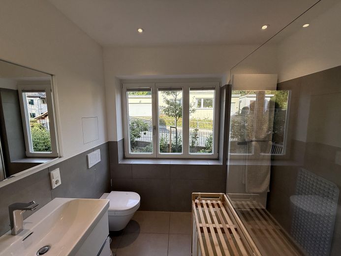 Hochwertig renovierte Erdgeschosswohnung am Mulang – 157 m², Wintergarten, Terrasse & 2 Bäder – Bad 1