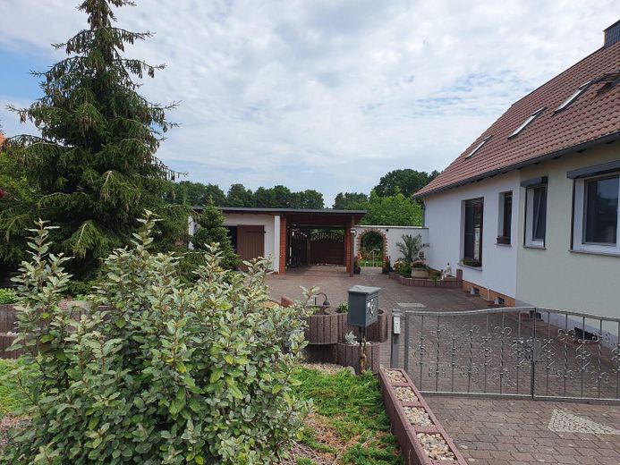 Von Grund auf sanierte Doppelhaushälfte mit herrlichem Atelier und schön angelegtem Garten – Blick vom Gehweg