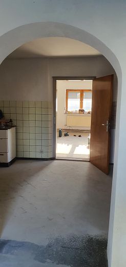 Vecchio casale con 9 stanze, garage e tre piani sottotetto – Foto 24