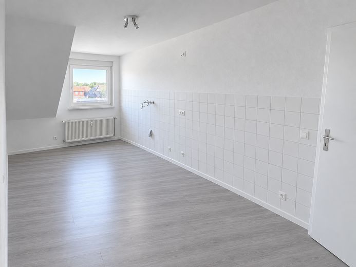 Frisch renovierte 3-Zimmer-Dachgeschosswohnung mit Garage – Küche