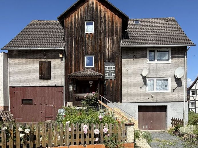 !PROVISIONSFREI! Liebenswertes Einfamilienhaus in Morschen-Binsförth (5–8 Zi.) mit Scheune zu sanieren ++ ruhige Lage ++ Open-House-Besichtigung am 01.08. und 15.08.2026 • mögliche Monatsrate 153,53 € – फोटो 1