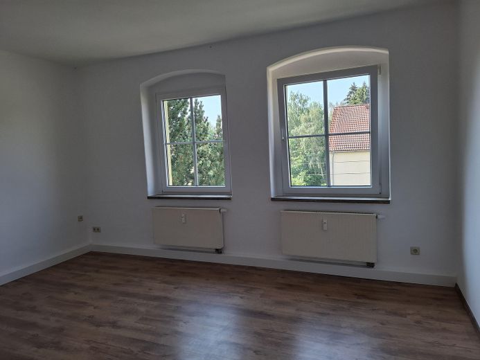 3-Raum-Wohnung, große Küche, 1.OG rechts, Bad mit Fenster, Wanne und Dusche / ALG + BG möglich – Blick in der Stube