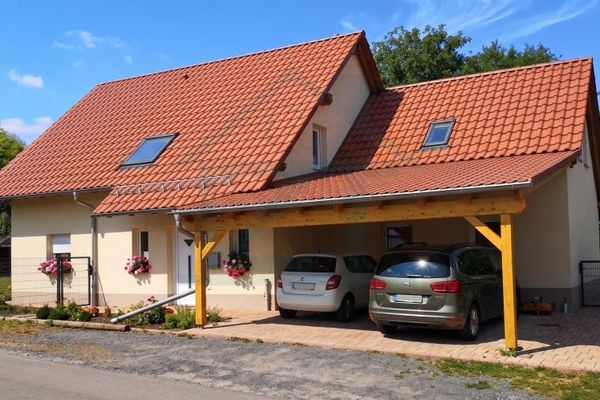 Casa plurifamiliare per più generazioni con 249 m² di superficie abitativa e utile, incl. terreno di 750 m² a Waldeck vicino a Hermsdorf