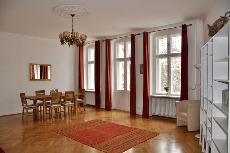 Luminoso appartamento arredato in edificio d’epoca con balcone a Berlino-Friedenau – Wohnzimmer