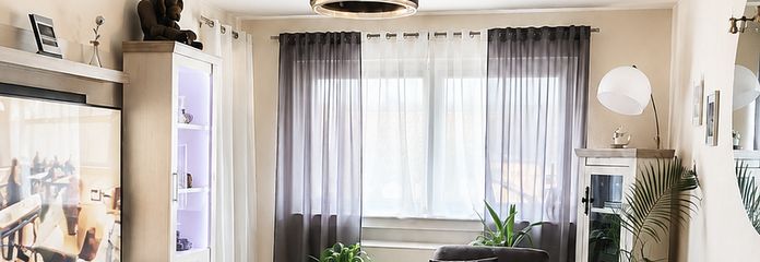 Modernisierte helle 2,5 Zimmer Wohnung mit Balkon – Wohnzimmer