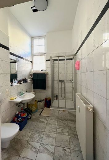 Wiesbaden: Perfekte 2 Zi-Kapitalanlage! Herrschaftliches Wohnen i. d. Kaiser-Friedrich-Residenz! – Duscchbad